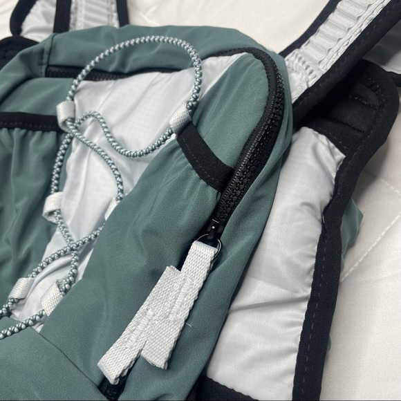 New Women Kiger Running Vest 4.0
Medium/Large
Hasta/Black/Pure Platinum/Silver - Picture 14 of 15